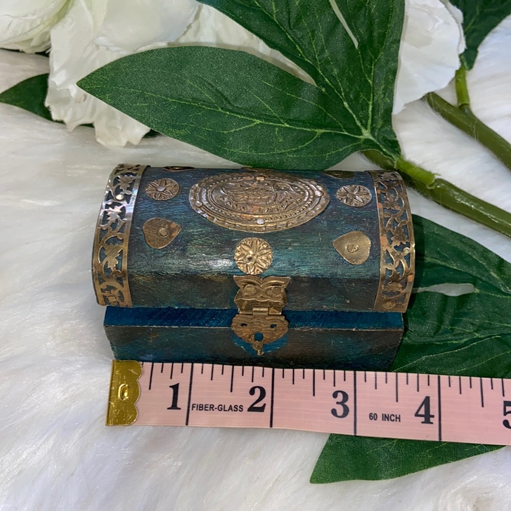 Vintage Trinket Little Wooden Jewelry Box Brass Details - Picture 12 of 15